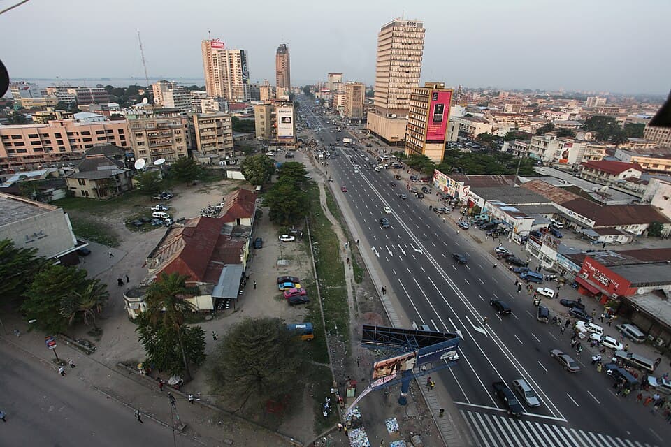 Photo : MONUSCO/Myriam Asmani, CC BY-SA 2.0, via Wikimedia Commons Vue aérienne du boulevard du 30 Juin, à Kinshasa