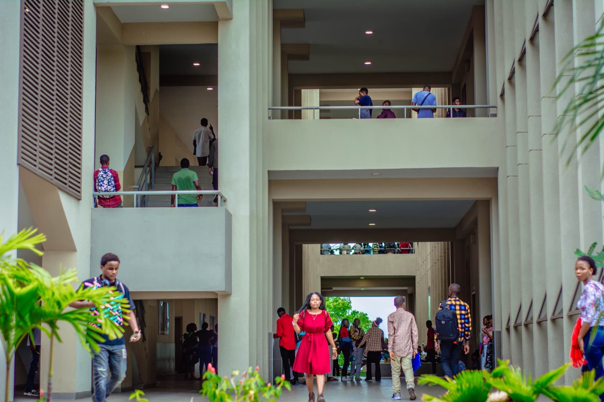 Étudiants dans les galeries d’un bâtiment de l’Université Pédagogique Nationale, à Kinshasa